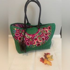 Bolsa Artesanal con bordados típicos.forros de agarraderas son de cuero .